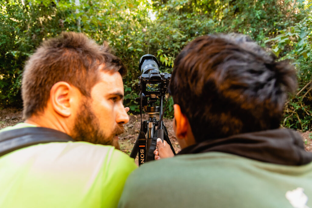 Oficineiro Gui Castor apresenta as principais funções de uma câmera fotográfica para aluno de oficina
