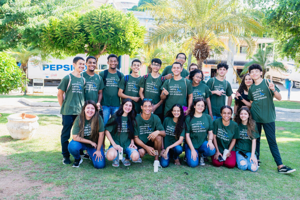 Alunos da oficina de vídeo posam para a foto com a camisa do Festival